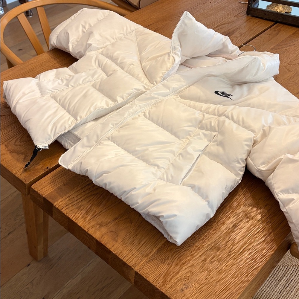 Nike Women's Classic White Puffer Jacket - Picture 8 of 10